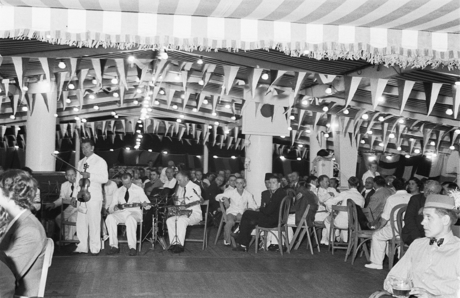 Onboard life Milwaukee Broth- party ballroom with music ba  437 item FKDGK
